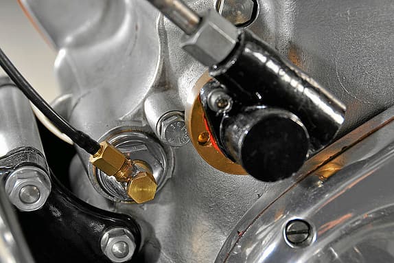 Lebensversicherung für den Twin: der zusätzlich installierte mechanische Öldruckmesser.