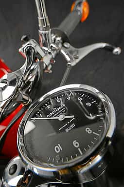 Der Werks-Race-Kit mit dem dazugehörigen Chronometric-Drehzahlmesser von Smiths macht diese Matchless G12 CSR zur gesuchten Rarität.