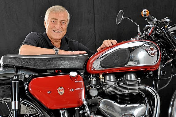 Jörg Thoma mit seiner 1963er-CSR. In die Freude über die perfekt restaurierte Matchless mischt sich jedoch Wehmut, weil er sie aus gesundheitlichen Gründen nicht mehr fahren kann.