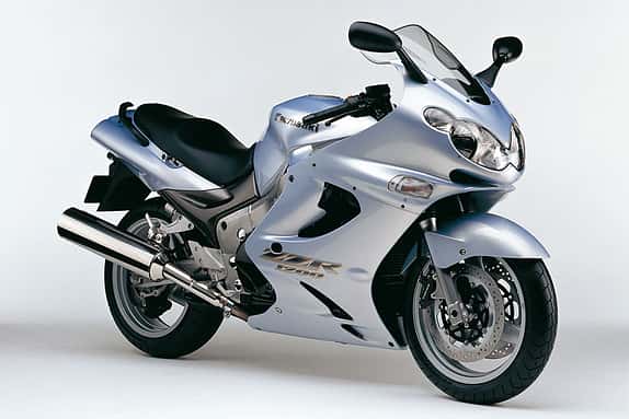 Die Kawasaki ZZR 1200 hat das Image des perfekten Allrounders mit besten Kilometerfresser-Qualitäten. Bei diesem Bike kann man sich über den satten Durchzug, das prima Handling, die äußerst bequeme Sitzpoistion und über den perfekten Wind- und Wetterschutz freuen. Gebrauchte Exemplare gibt’s ab 3200 Euro, und selbst für echte Schätzchen müssen nie mehr als 5000 Euro angelegt werden.