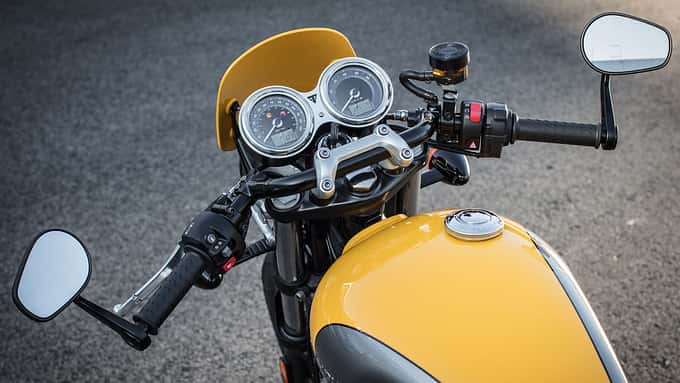 Die schönen Analoguhren der Street Cup stammen von der größeren Thruxton. Die Lenkerstummel liegen weit oben