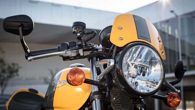 Handgemalte Tankzierlinien und wertige Embleme veranschaulichen den Anspruch der Cup: mehr Café als Racer