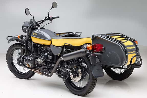 Was an diesem Gespann den Begriff "Scrambler" rechtfertigt? Nun, die hoch verlegte Auspuffanlage allemal ...
