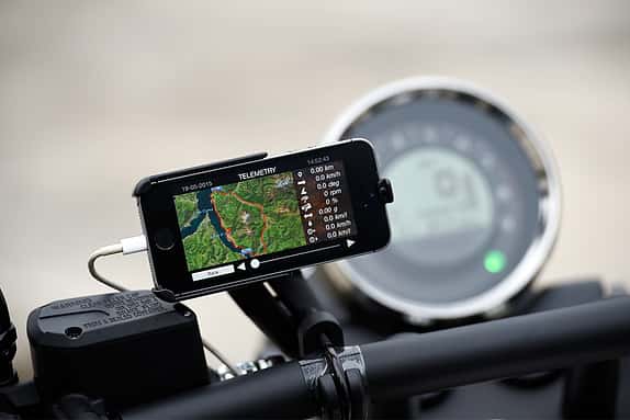 Das Smartphone kann über die "media platform" mit der Bordelektronik kommunizieren und als Navi oder Datenlogger fungieren.