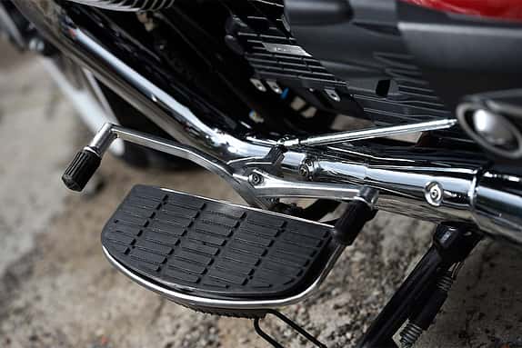 Wie die California Custom und Touring platziert die Eldorado die Füße des Fahrers auf Trittbrettern. Geschaltet wird per Wippe.