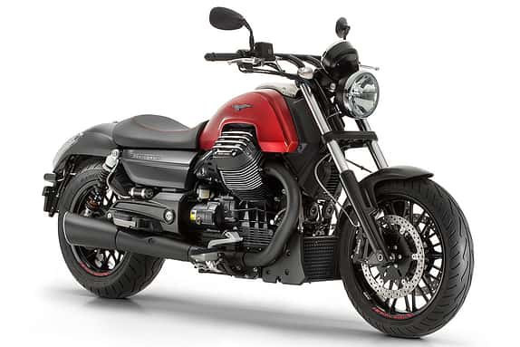 Moto Guzzi zeigte auf der EICMA 2014 neue Varianten der California 1400: hier die muskulöse Audace mit einem 200/65er-Hinterreifen und Dragster-artiger Sitzhaltung.