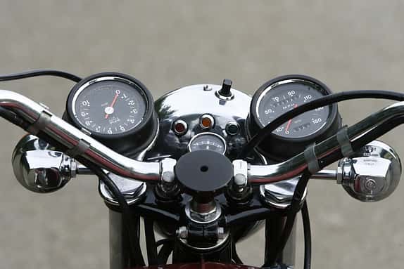 Sehr englisch gibt sich das Cockpit der BSA Rocket 3: Smiths-Instrumente, Amperemeter in der Lampe.