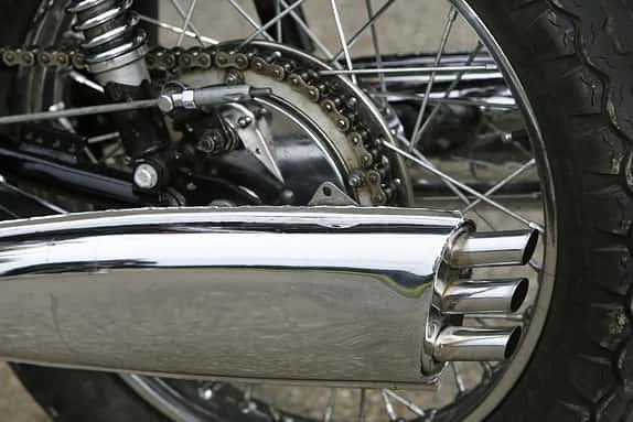 Auch am Auspuff zeigt die BSA Rocket 3 ihre Zylinderzahl.