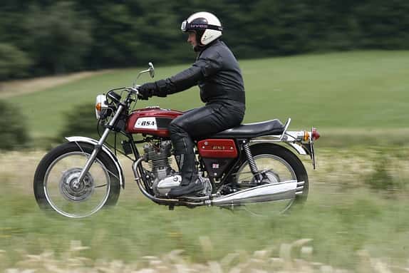Die BSA Rocket 3 pflegt den englischen Stil mit weit vorn platzierten Fußrasten.