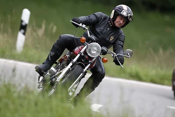Das Fahrwerk dieser BSA Rocket 3 hat unter dem Zahn der Zeit arg gelitten und mit dem Öl auch seine Dämpfung verloren. Dank einer guten Grundgeometrie fährt die BSA Rocket 3 dennoch leidlich stabil und gibt sich dank breitem Lenker sogar relativ handlich.