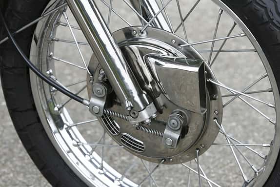Trotz Lufthutze: Die Duplex-Trommelbremse der BSA Rocket 3 hat schon bessere Zeiten erlebt.