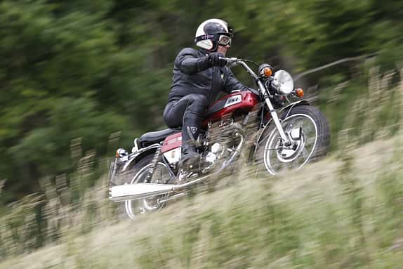 Die BSA Rocket 3 mit Stoßstangen-Dreizylinder kam bereits 1968 auf den Markt. 1972 endete die Produktion in Birmingham; Triumph fertigte den Drilling noch einige Jahre in Coventry weiter.