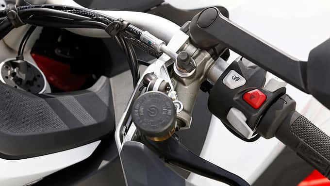 Ducati Multistrada 1200: Hydraulisch betätigt, ist die Kupplung der 1200er spürbar&nbsp;leichtgängiger, der Hebel ist zudem einstellbar
