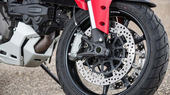Ducati Multistrada 1200: Unten die gleiche Hardware wie bei der kleineren Multi, oben eine Radialpumpe – schenkt sich nicht allzu viel