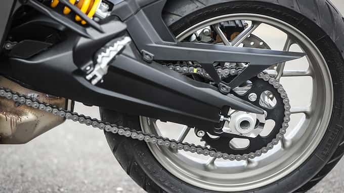 Ducati Multistrada 950: Zweiarmschwinge der Multistrada Enduro, darin rotiert ein moderater 170er-Reifen. Bei Ducati selbstverständlich: Kette