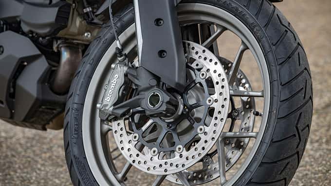 Ducati Multistrada 950: 320er-Doppelscheibe, ein­teilige Brembo-Bremssättel (M4-32), axiale Bremspumpe – die Bremse arbeitet spitze