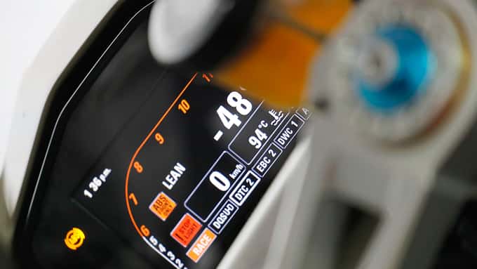 Der Ducati Data Analyzer ist serienmäßig und liefert die Anzeige der momentanen Schräglage aufs Display.