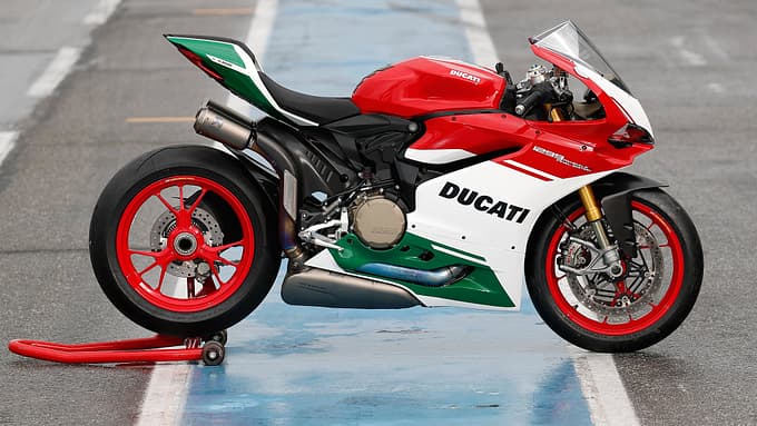 Nur feinste Zutaten, Brembo M50-Zangen, 330er-Scheiben, Öhlins-Gabel und Schmiederäder.