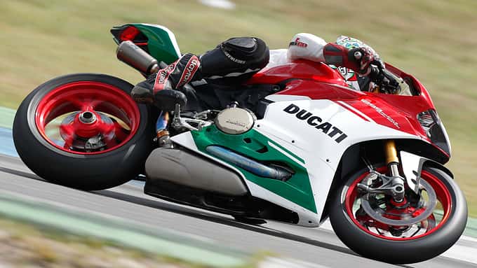 Vier Ventile, Wasserkühlung, Einspritzung. So brachte Ducati sich und den V2 Ende der 80er-Jahre wieder in die sportliche Erfolgsspur zurück. Was folgte, waren 14 Superbike-WM-Titel. 