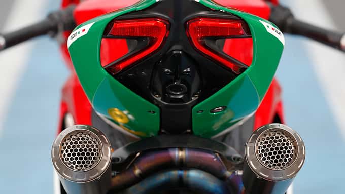 Irgendwie stehen der Panigale die Superbike-Dämpfer ganz gut, und das lila Titan-Gewürm unter der Sitzbank ist eh eine Augenweide.