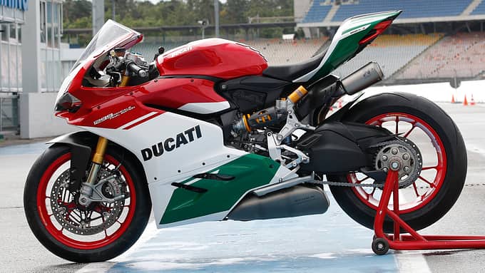 Wie die erste Desmoquattro-Duc von 1988 tritt auch die letzte der Ahnenreihe in den italienischen Nationalfarben an.