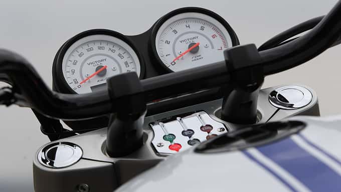 Die Tachonadel steht nach gut vier Sekunden auf 100, Vmax ist in den beiden letzten Gängen auf 193 km/h begrenzt.