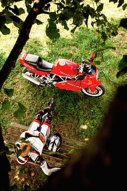 Die Ducati erfreut nicht nur auf einsamen, verschlungenen Sträßchen, sondern auch beim Betrachten.