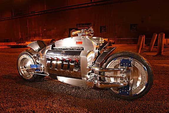 Monster auf Rädern : V10-Motor, 8,3 Liter Hubraum, 507 PS. Dodge stellte den Prototyp auf der Detroit Motor Show 2003 vor und plante ernsthaft, eine Kleinserie von 100 Exemplaren zu bauen. Angeblich wurden wirklich einige wenige Maschinen mit den kuriosen Zwillings-Vorderrädern produziert.