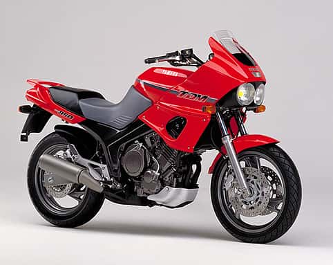 1991: TDM 850. Die Automobilisten glauben, sie hätten mit ihren Luxus-Gelände-Sport-Limousinen-Coupés das so genannte Crossover erfunden. Völliger Quatsch, da gab’s die universelle TDM mit ihrem drahtigen Fünfventil-Zweizylinder schon gut zehn Jahre.