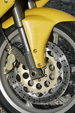 Aus dem Fazit des MOTORRAD-Vergleichstest (Ausgabe 2/2005): "Die Cagiva ist ein Traum - Rennfreaks kommen an ihr nicht vorbei."