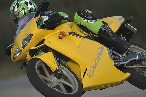 Aus dem Fazit des MOTORRAD-Vergleichstest (Ausgabe 2/2005): "Die Cagiva ist ein Traum - Rennfreaks kommen an ihr nicht vorbei."
