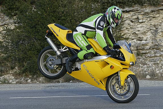 Aus dem Fazit des MOTORRAD-Vergleichstest (Ausgabe 2/2005): "Die Cagiva ist ein Traum - Rennfreaks kommen an ihr nicht vorbei."