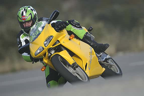 Aus dem Fazit des MOTORRAD-Vergleichstest (Ausgabe 2/2005): "Die Cagiva ist ein Traum - Rennfreaks kommen an ihr nicht vorbei."
