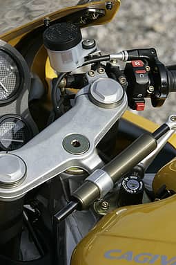 Aus dem Fazit des MOTORRAD-Vergleichstest (Ausgabe 2/2005): "Die Cagiva ist ein Traum - Rennfreaks kommen an ihr nicht vorbei."