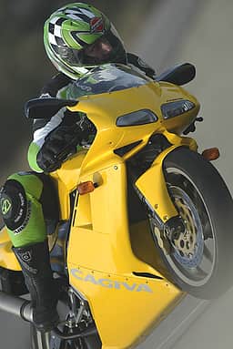 Aus dem Fazit des MOTORRAD-Vergleichstest (Ausgabe 2/2005): "Die Cagiva ist ein Traum - Rennfreaks kommen an ihr nicht vorbei."