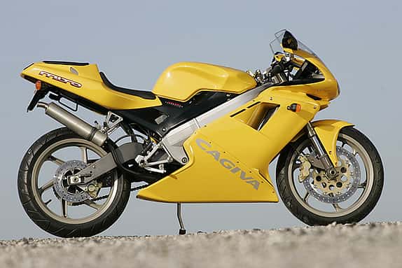 Aus dem Fazit des MOTORRAD-Vergleichstest (Ausgabe 2/2005): "Die Cagiva ist ein Traum - Rennfreaks kommen an ihr nicht vorbei."
