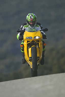 Aus dem Fazit des MOTORRAD-Vergleichstest (Ausgabe 2/2005): "Die Cagiva ist ein Traum - Rennfreaks kommen an ihr nicht vorbei."