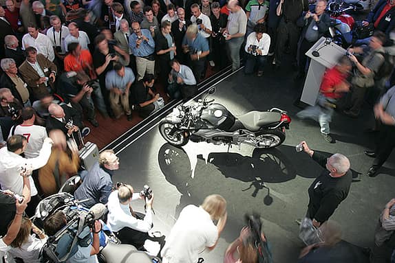 Viel Power, wenig Windschutz: die neue BMW K 1200 R
