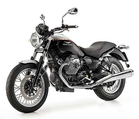 Moto Guzzi Nevada Anniversario: die Zweifarblackierung mit der feinen orangefarbenen Linierung soll der der Anniversario einen sportlichen Touch geben.
