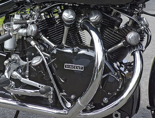 Schwarzes Kraftwerk: 50-Grad-V2 mit 1000 Kubik, 55 PS und 76 Nm Drehmoment. Vier kurze Stoßstangen zur Ventilsteuerung.