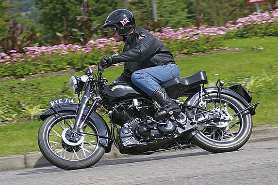 Vor mehr als 60 Jahren ging die Vincent Black Shadow in Serie und ging in die Geschichte ein, als erstes Motorrad mit einer Geschwindigkeit über 200 km/h.