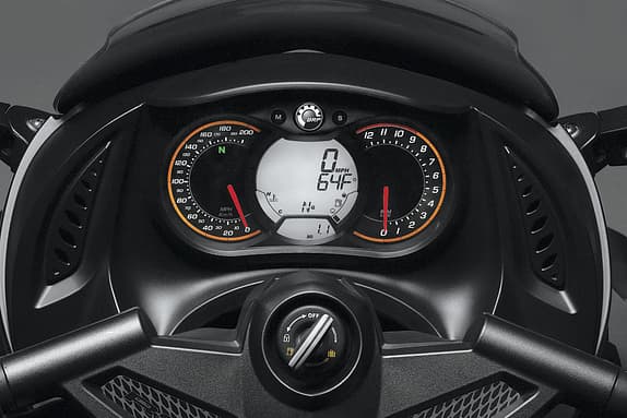 Das moderne LCD-Cockpit besitzt analoge Anzeigeinstrumente zur Anzeige aller wichtigen Funktionen.