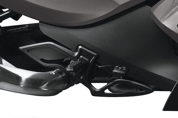 Ebenso sportlich und elegant sind die Fußrasten des Roadster-Sonderexemplars...