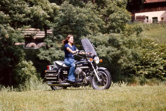 California I: Die 850er (hier T3 von 1975) war ursprünglich als Behördenfahrzeug konzipiert. Koffer und Scheibe sind Serienausstattung.