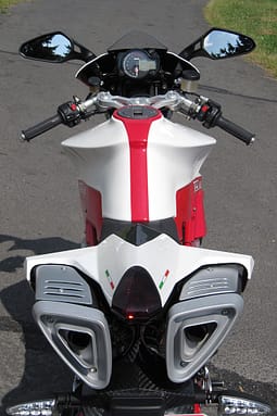 Das Cockpit der Bimota Tesi.