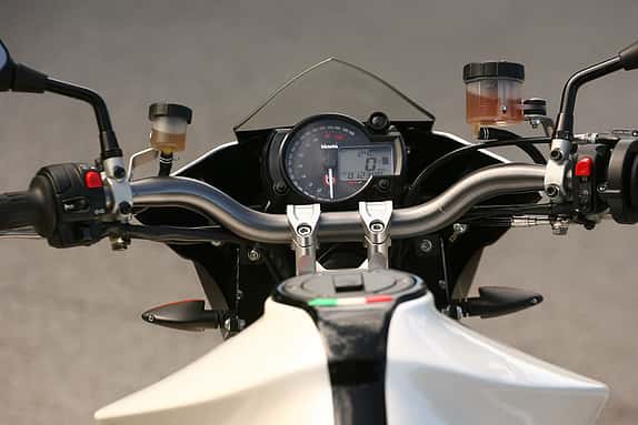 Das gut ablesbare Cockpit kennt man bereits von anderen Bimotas.