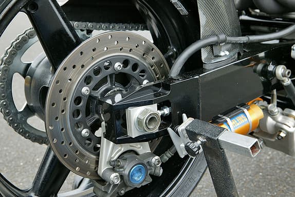 Am hinteren Bremsscheibenträger reiht sich Loch an Loch - alles für die Gewichtsoptimierung.
