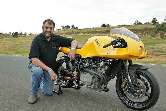 Ian gilt als Visionär des Ungewöhnlichen und wirkt auch deshalb in seiner Heimat bei zahlreichen Projekten als Berater mit – so etwa beim Windkanal der Melbourne Monash University. Mit dem 1000er-Motor plant Ian den Bau von insgesamt fünf Bikes.