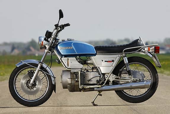 Da steht die W 2000, mit ihrem Einscheiben-Wankel mit 294 cm³ Kammervolumen und längs laufender Exzenterwelle.