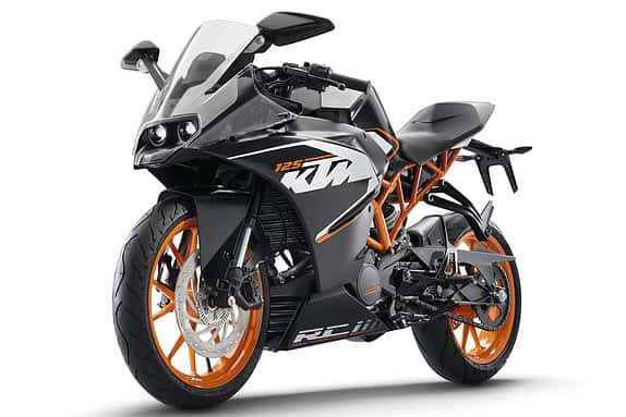 Knackige Kanten: Mit eigenständigem Design und viel ­Racing-Flair buhlt die KTM RC 125 um die Jugend.